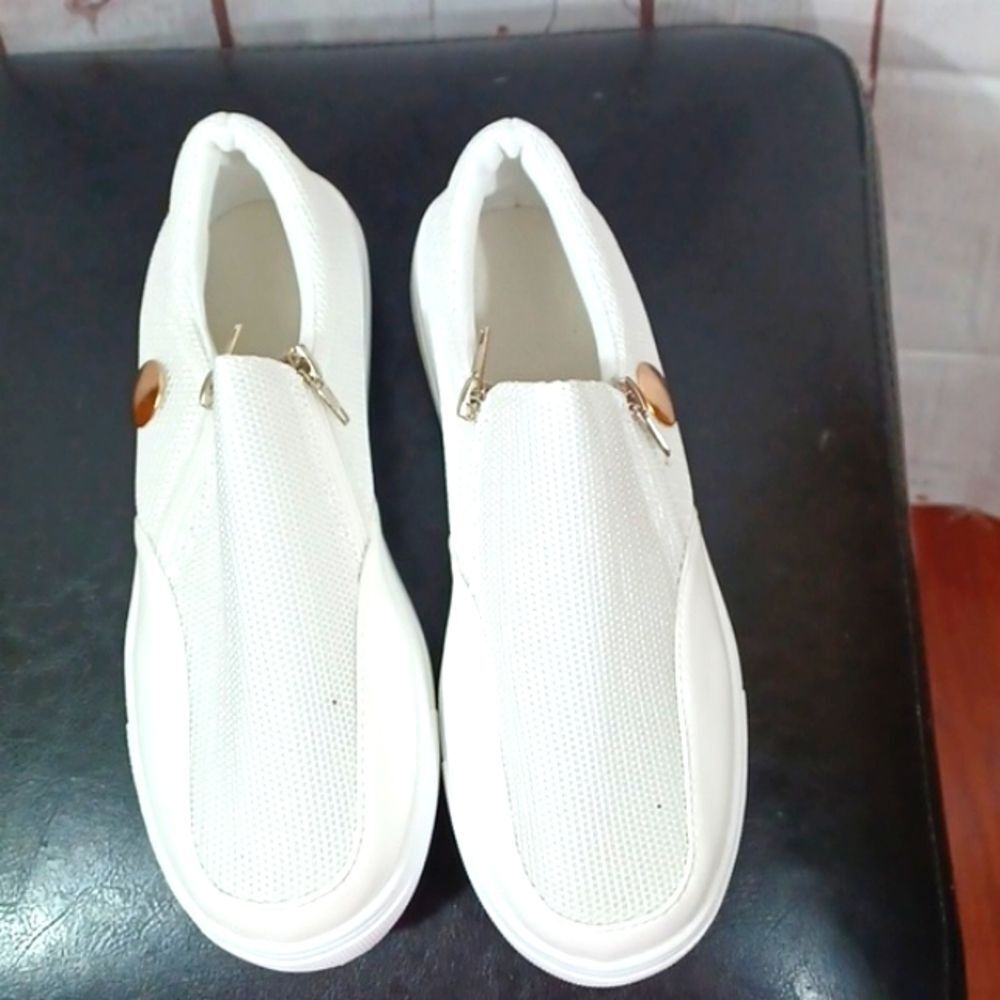 Woman's‎ White Zipper Sides Walking Shoes New sz 37 = 6 M